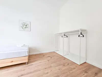 Ein Bett oder Betten in einem Zimmer der Unterkunft Tolstov Apartments - 3 Room Apartments - 30 Min Messe DUS