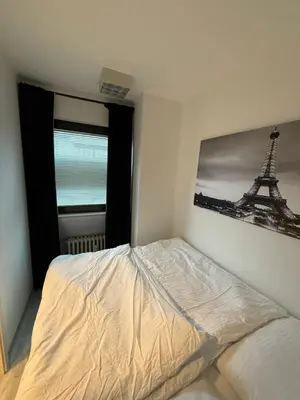 Ein Bett oder Betten in einem Zimmer der Unterkunft Neu renovierte Whg nähe Wasserbahnhof und Krankenhaus mit Aufzug Große Küche