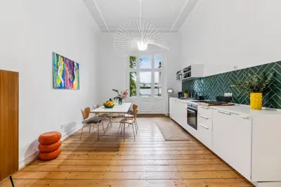 Küche/Küchenzeile in der Unterkunft Gründerzeit Domizil Altbau Neu