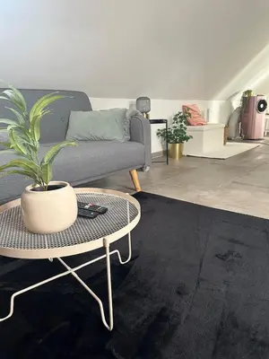 Ein Sitzbereich in der Unterkunft Moderne schicke Dachgeschosswohnung 15 min bis Düsseldorf
