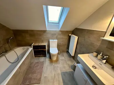 Ein Badezimmer in der Unterkunft Helle 2-Zimmer Ferienwohnung mit 4 Betten, Nähe Innenstadt in ruhiger Lage