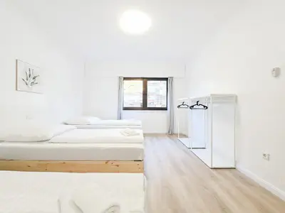 Ein Bett oder Betten in einem Zimmer der Unterkunft Tolstov Apartments - 3 Room Apartment with Terrace - 25 min Messe DUS