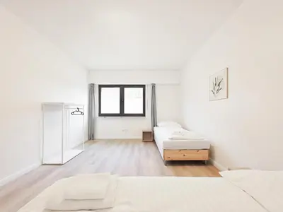 Ein Bett oder Betten in einem Zimmer der Unterkunft Tolstov Apartments - 3 Room Apartment - Kitchen - Dining Area - 25 min Messe DUS