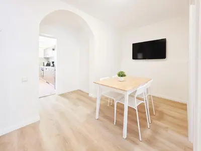 TV/Unterhaltungsangebot in der Unterkunft Tolstov Apartments - 3 Room Apartment - Kitchen - Dining Area - 25 min Messe DUS