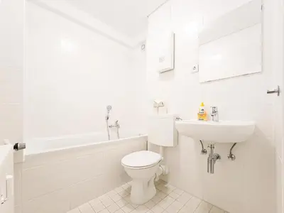 Ein Badezimmer in der Unterkunft Tolstov Apartments - 4 Room Maisonette Apartment - 25 min Messe DUS