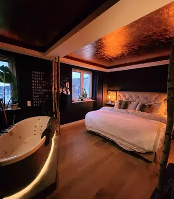 Ein Bett oder Betten in einem Zimmer der Unterkunft Private Loft with Rooftop & Jacuzzi in City Center