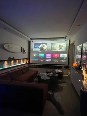 TV/Unterhaltungsangebot in der Unterkunft Private Loft with Rooftop & Jacuzzi in City Center
