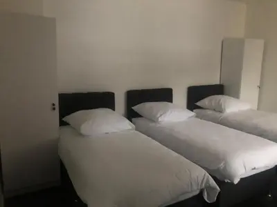 Ein Bett oder Betten in einem Zimmer der Unterkunft ENSAS Ferienwohnung Wuppertal Uellendahl-Katernberg 1Zi Apart