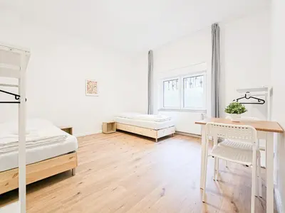 Ein Bett oder Betten in einem Zimmer der Unterkunft Tolstov Apartments - Monteurwohnung mit 3 Zimmern , Terrasse und Parkplatz