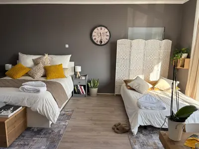 Ein Bett oder Betten in einem Zimmer der Unterkunft Authentic Travellers Suite in ehemaliger Gärtnerei