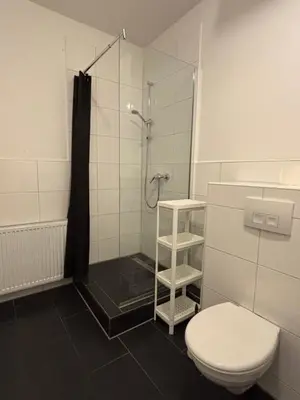 Ein Badezimmer in der Unterkunft Case Four Boardinghouse mit Parkplatz, Küche, Waschmaschine und Trockner
