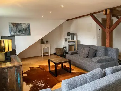 Ein Sitzbereich in der Unterkunft Moderne Wohnung mit offenem Wohnkonzept - Hagen Emst