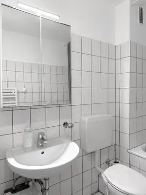 Ein Badezimmer in der Unterkunft City Apartment with 2 individual beds and sleeping sofa and kitchen