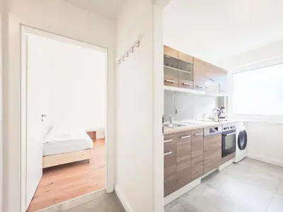 Küche/Küchenzeile in der Unterkunft Tolstov Apartments - Monteurwohnung - 3 Schlafzimmer - Esszimmer - Küche - Waschmaschine - 25 Min zur Messe DUS