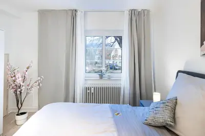 Ein Bett oder Betten in einem Zimmer der Unterkunft MOLA Apartments-Historische Ferienwohnung im Bachviertel Herdecke Zentrum für 3 Personen-Gratis Parkplatz-Highspeed WLAN-auch für Langzeit geeignet