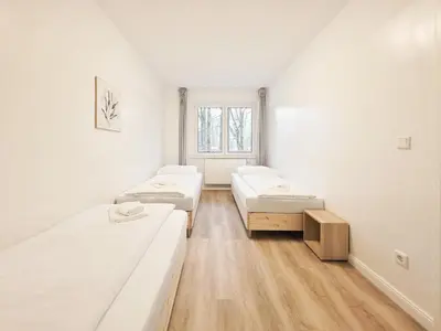 Ein Bett oder Betten in einem Zimmer der Unterkunft Tolstov Apartments - Monteurwohnung - 2 Schlafzimmer - Wohnzimmer - Küche - Balkon - Waschmaschine - 25 Min zur Messe DUS