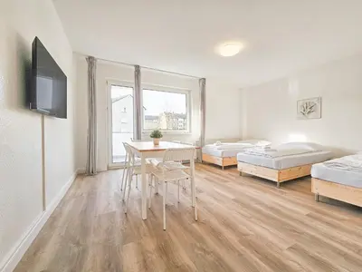 Ein Bett oder Betten in einem Zimmer der Unterkunft Tolstov Apartments - Monteurwohnung - 2 Schlafzimmer - Küche - Waschmaschine - 25 Min zur Messe DUS