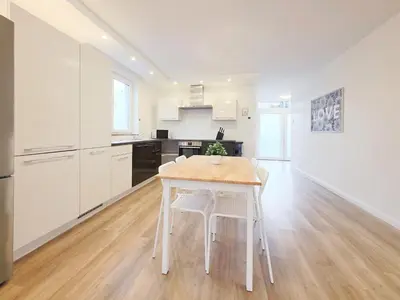 Küche/Küchenzeile in der Unterkunft Tolstov House - 6 Zimmer Haus - große Küche - Garten - Parkplatz - 25min Messe DUS