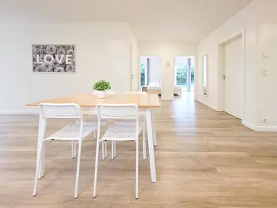 Grundriss der Unterkunft Tolstov House - 6 Zimmer Haus - große Küche - Garten - Parkplatz - 25min Messe DUS