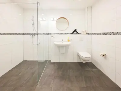 Ein Badezimmer in der Unterkunft Tolstov House - 6 Zimmer Haus - große Küche - Garten - Parkplatz - 25min Messe DUS