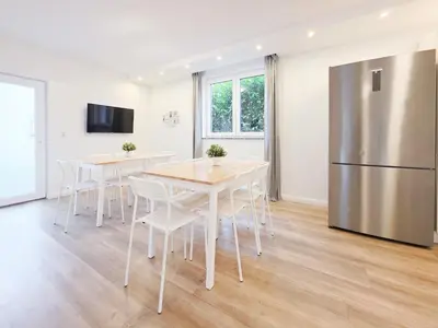 Küche/Küchenzeile in der Unterkunft Tolstov House - 6 Zimmer Haus - große Küche - Garten - Parkplatz - 25min Messe DUS