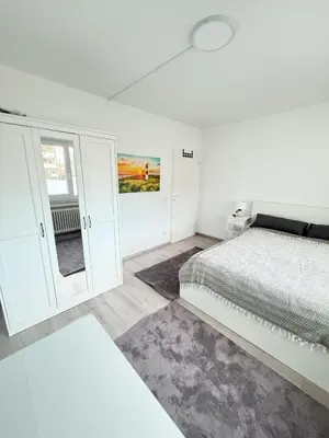 Ein Bett oder Betten in einem Zimmer der Unterkunft Zentral gelegene Zimmer mit Gemeinschaftsküche und -bad