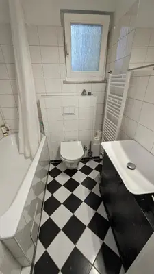 Ein Badezimmer in der Unterkunft 70qm Etagenwohnung mit Loggia nahe Uni KH