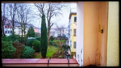 Ein Garten an der Unterkunft 70qm Etagenwohnung mit Loggia nahe Uni KH