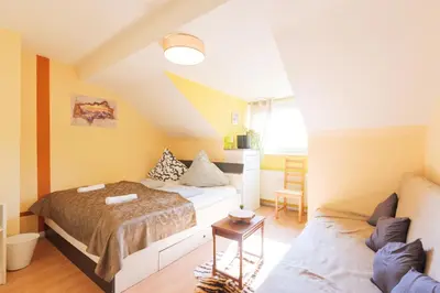 Ein Bett oder Betten in einem Zimmer der Unterkunft - Savanna Lodge Deluxe with Exclusive Design - Apartment 75sqm - Central Location - Terrace with View - Completely Renovated 2024 with Smart TV & Netflix - Separate Kitchen - Free Parking - Near Airport & Train