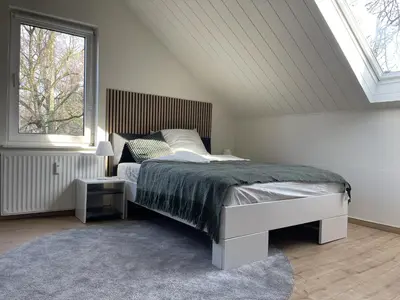 Ein Bett oder Betten in einem Zimmer der Unterkunft Gemütliches Mansarden-Apartment mit 2 Schlafzimmern & separater Küche