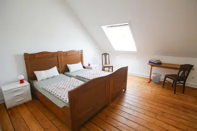 Ein Bett oder Betten in einem Zimmer der Unterkunft 85 qm DG nahe Uni und City bis 6 P 4 Zi KDB