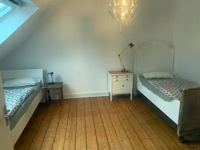Ein Bett oder Betten in einem Zimmer der Unterkunft 85 qm DG nahe Uni und City bis 6 P 4 Zi KDB