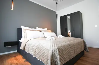 Ein Bett oder Betten in einem Zimmer der Unterkunft EssenFusion Wasserturm - Innenstadt nahe der Messe, SmartTV, Nespresso, Fully Kitchen