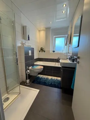 Ein Badezimmer in der Unterkunft Justyna 1 Zimmer Freistehendes, ruhiges Haus nur 2 miter