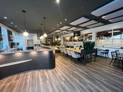 Ein Restaurant oder anderes Speiselokal in der Unterkunft Erlebniswelt Resort Apartment 10