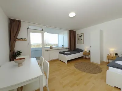 Ein Bett oder Betten in einem Zimmer der Unterkunft 6 Bed Apartment For Work Crews
