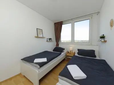 Ein Bett oder Betten in einem Zimmer der Unterkunft 6 Bed Apartment For Work Crews