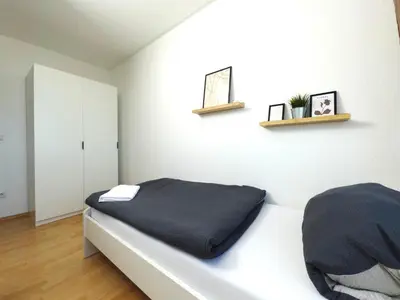 Ein Bett oder Betten in einem Zimmer der Unterkunft 6 Bed Apartment For Work Crews