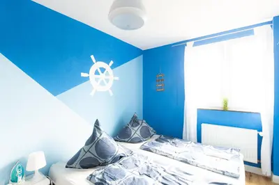 Ein Bett oder Betten in einem Zimmer der Unterkunft - Ocean Haven Deluxe with Coastal Charm - 2-Room Sea-Inspired Apartment 75 qm - Central Location - Elegant Nautical Design - Renovated in 2024 with TV & Netflix - Full Kitchen & Free Parking - Near Metro & Airport - King Beds -