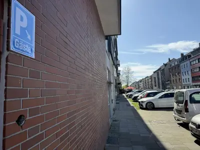 Grundriss der Unterkunft - Forest Retreat Deluxe - 2 Bedroom Apartment - 75 qm - Fully Renovated 2025 with TV & Netflix - King Size Beds - Full Kitchen - Free Parking - Close to Airport & Train -