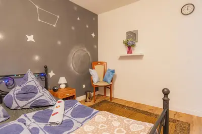 Ein Bett oder Betten in einem Zimmer der Unterkunft - Stellar Haven Deluxe with Cosmic Design - 3-Room Space-Themed Apartment 75 qm - Central Location - Balcony - Renovated 2024 with TV & Netflix - Full Kitchen - Free Parking - Near Metro & Airport - Galaxy-Inspired Interior -