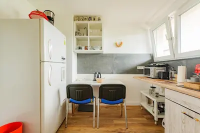Küche/Küchenzeile in der Unterkunft - Stellar Haven Deluxe with Cosmic Design - 3-Room Space-Themed Apartment 75 qm - Central Location - Balcony - Renovated 2024 with TV & Netflix - Full Kitchen - Free Parking - Near Metro & Airport - Galaxy-Inspired Interior -
