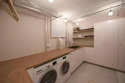 Küche/Küchenzeile in der Unterkunft - Stellar Haven Deluxe with Cosmic Design - 3-Room Space-Themed Apartment 75 qm - Central Location - Balcony - Renovated 2024 with TV & Netflix - Full Kitchen - Free Parking - Near Metro & Airport - Galaxy-Inspired Interior -