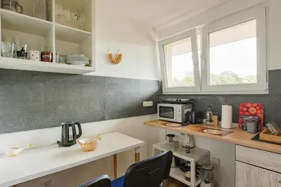 Küche/Küchenzeile in der Unterkunft - Stellar Haven Deluxe with Cosmic Design - 3-Room Space-Themed Apartment 75 qm - Central Location - Balcony - Renovated 2024 with TV & Netflix - Full Kitchen - Free Parking - Near Metro & Airport - Galaxy-Inspired Interior -