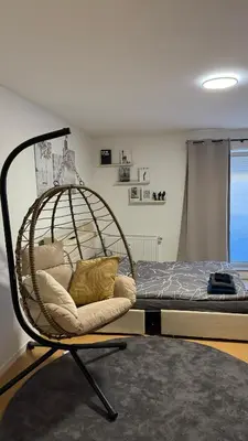 Ein Bett oder Betten in einem Zimmer der Unterkunft Modern city apartment with parking