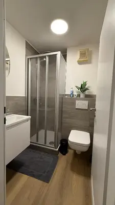Ein Badezimmer in der Unterkunft Modern city apartment with parking
