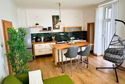 Küche/Küchenzeile in der Unterkunft MOLA Apartments-Stilvolle Altstadtwohnung- Seilersee-5 Personen-Terrasse-Grill-Gratis WLAN