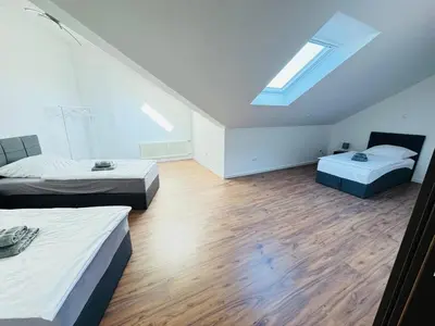 Ein Bett oder Betten in einem Zimmer der Unterkunft 23-schöner Wohnen, großes Apartment für 5-6 Personen in super Lage