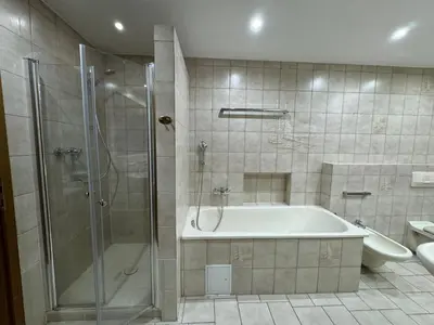Ein Badezimmer in der Unterkunft 120qm Geräumige Wohnung & Balkon & Parkplatz