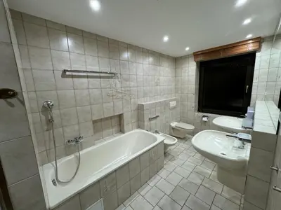 Ein Badezimmer in der Unterkunft 120qm Geräumige Wohnung & Balkon & Parkplatz